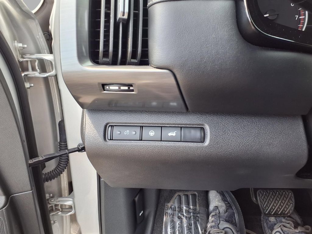 Used 2025 Nissan Pathfinder SL FWD image 19