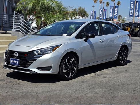 Used 2024 Nissan Versa SR FWD image 3