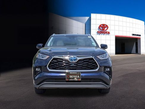 Used 2023 Toyota Highlander Limited AWD/4WD image 2