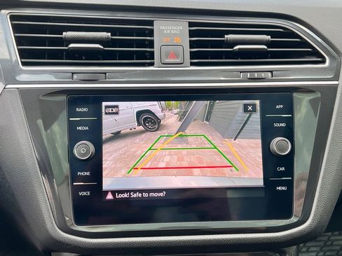 Used 2021 Volkswagen Tiguan SE w/ Panoramic Sunroof Package image 17