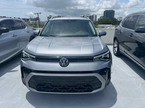 Used 2025 Volkswagen Taos SE w/ Black Wheel Package FWD image 3