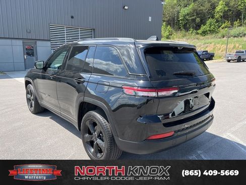 Used 2024 Jeep Grand Cherokee Limited w/ Luxury Tech Group II image 3