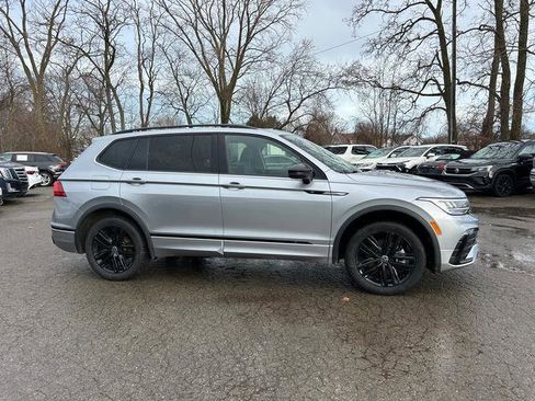 Used 2022 Volkswagen Tiguan SE R-Line AWD/4WD image 2