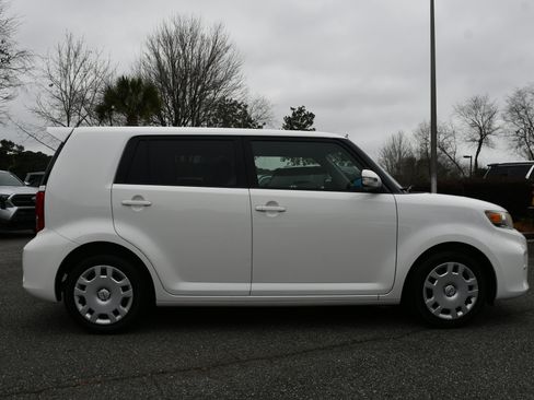 Used 2015 Scion xB image 5