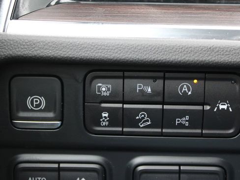 Used 2025 Chevrolet Suburban Z71 image 54