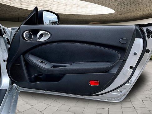 Used 2017 Nissan 370Z Touring image 18