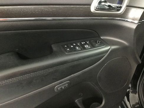 Used 2018 Jeep Grand Cherokee Limited image 10