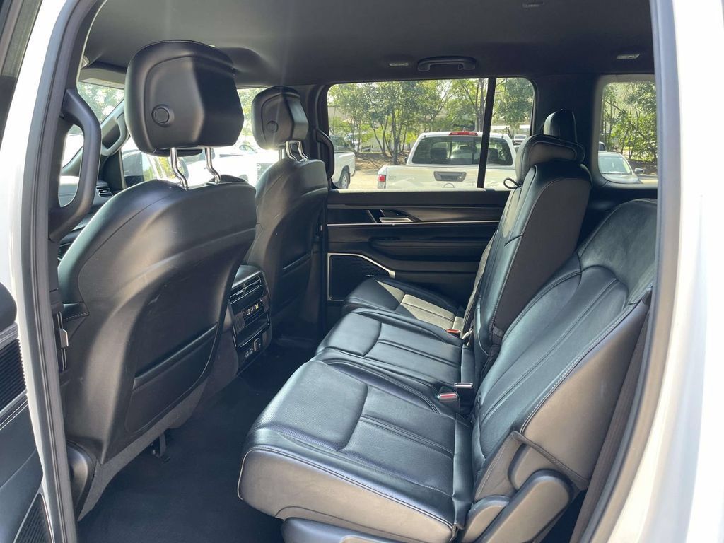 Used 2024 Jeep Wagoneer L Series II w/ Flexible Seating Group AWD/4WD image 13