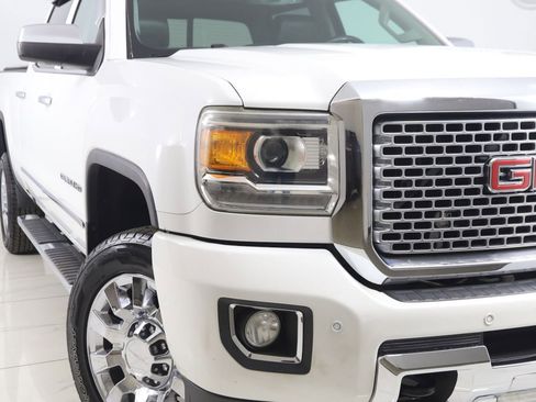 Used 2016 GMC Sierra 2500 Denali w/ Suspension Package, Off-Road AWD/4WD image 17