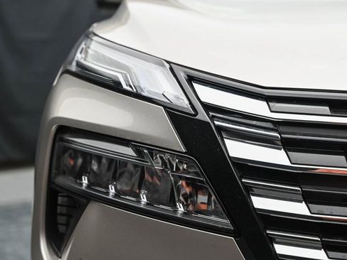 Used 2025 Nissan Rogue Platinum w/ Tech Package image 4