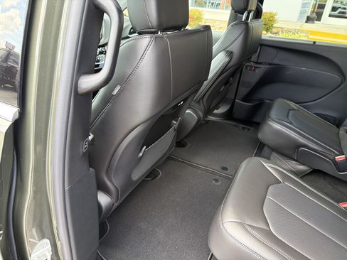 New 2027 Chrysler Pacifica Select FWD image 17