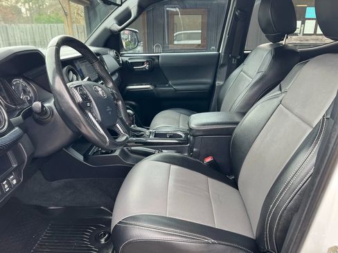 Used 2017 Toyota Tacoma TRD Off-Road image 11