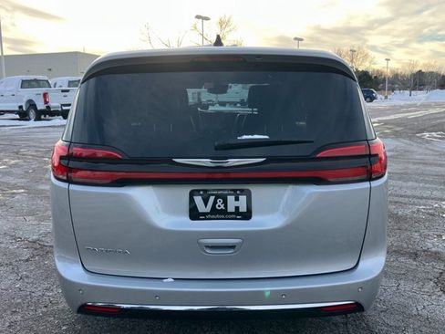 Used 2024 Chrysler Pacifica Touring-L image 22