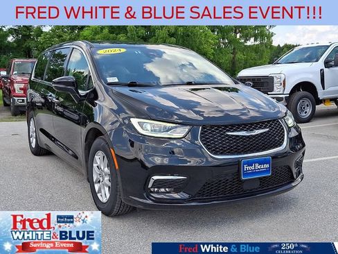 Used 2024 Chrysler Pacifica Touring-L FWD image 2