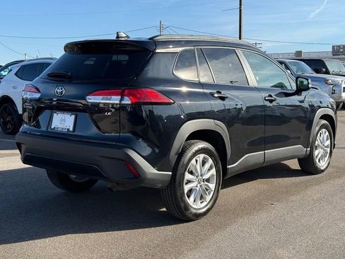 Used 2025 Toyota Corolla Cross LE image 3