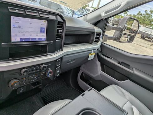Used 2024 Ford F550 4x4 Regular Cab Super Duty image 17