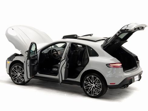 Used 2025 Porsche Macan image 36