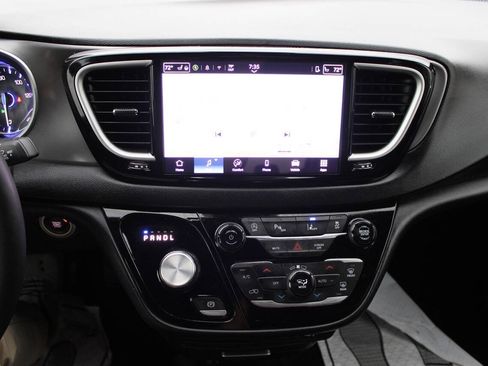 Used 2025 Chrysler Pacifica Select FWD image 16