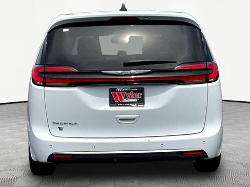 Used 2024 Chrysler Pacifica Touring-L FWD image 5