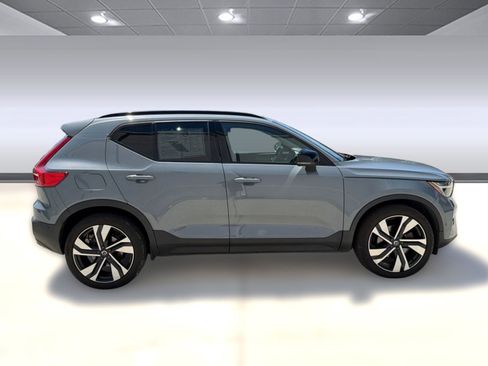 Used 2023 Volvo XC40 B5 Plus w/ Driver Assist Package AWD/4WD image 8