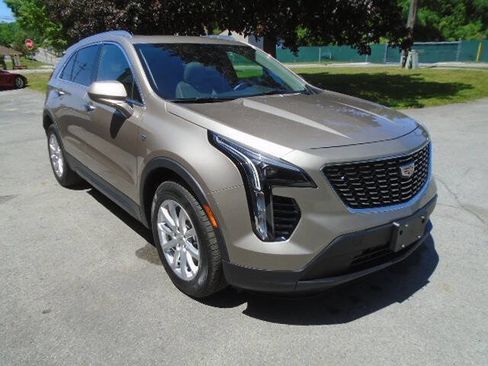 Used 2023 Cadillac XT4 Luxury w/ Cold Weather Package AWD/4WD image 3