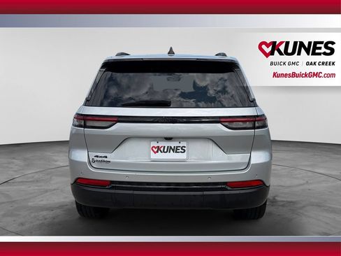 Used 2023 Jeep Grand Cherokee Altitude AWD/4WD image 9