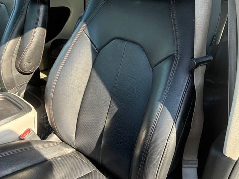 Used 2020 Chrysler Pacifica Touring-L image 23