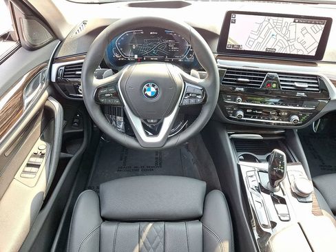Used 2022 BMW 530e xDrive w/ Premium Package AWD/4WD image 11