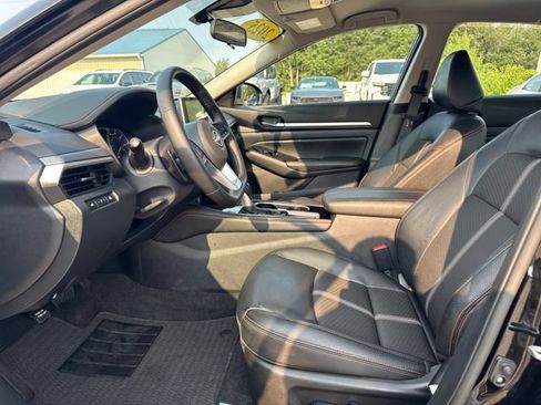 Used 2025 Nissan Altima 2.5 SR FWD image 9