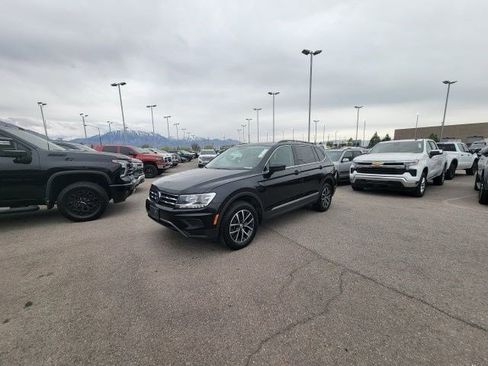 Used 2020 Volkswagen Tiguan SE w/ Panoramic Sunroof Package image 2