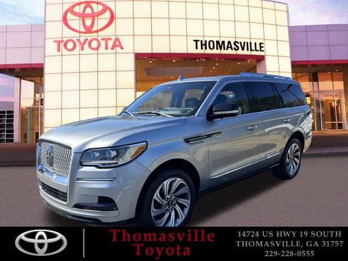 Used 2023 Lincoln Navigator Reserve image 1