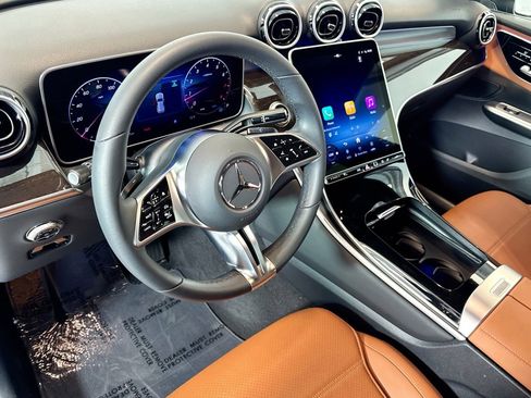 Used 2025 Mercedes-Benz GLC 300 4MATIC image 9
