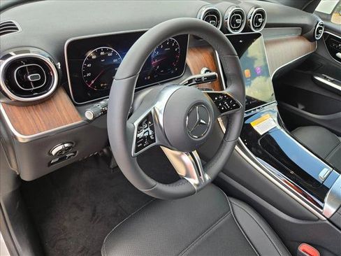Used 2026 Mercedes-Benz GLC 300 image 3