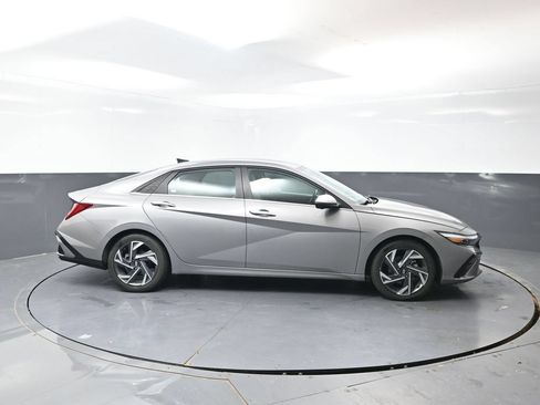 Used 2024 Hyundai Elantra Limited FWD image 3