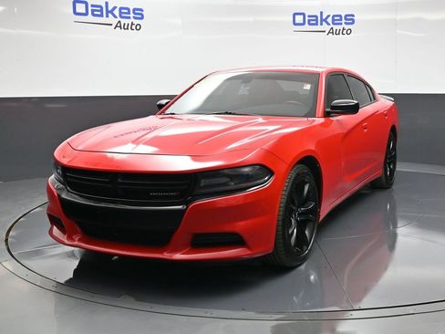 Used 2018 Dodge Charger SXT w/ Blacktop Package image 4