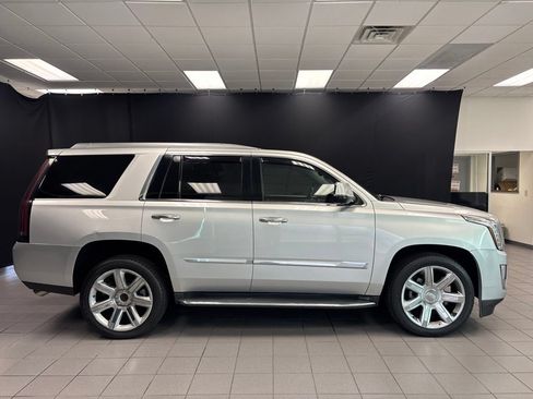 Used 2016 Cadillac Escalade Luxury RWD image 2