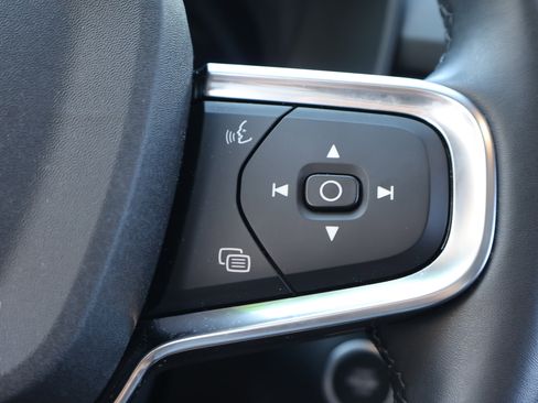 Used 2025 Volvo XC40 B5 Plus image 24