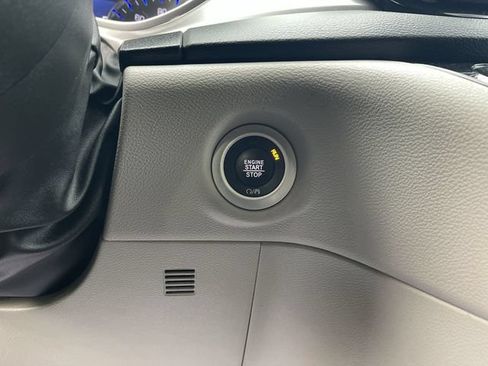 Used 2024 Chrysler Pacifica Touring-L FWD image 17