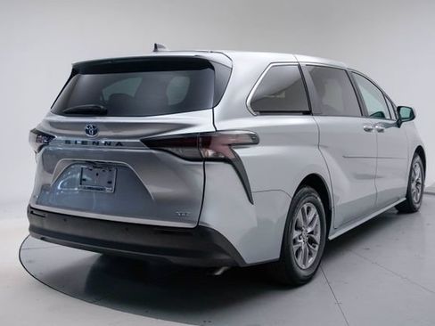 Used 2025 Toyota Sienna XLE FWD image 21