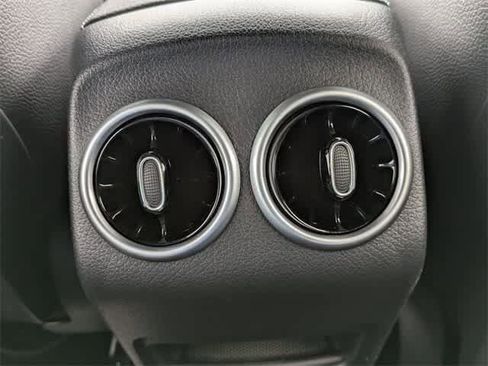 Used 2025 Mercedes-Benz GLA 250 image 4