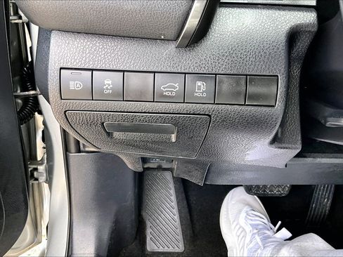 Used 2019 Toyota Camry L image 33