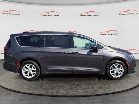 Used 2017 Chrysler Pacifica Touring-L FWD image 6