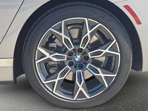 Used 2025 BMW i7 eDrive50 w/ Premium Package image 34