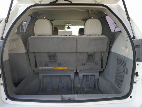 Used 2011 Toyota Sienna image 15