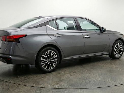 Used 2025 Nissan Altima 2.5 SV image 9