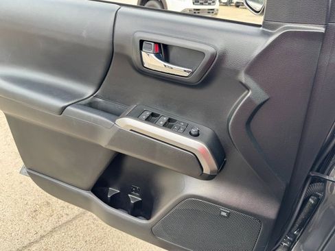 Used 2021 Toyota Tacoma Limited image 9