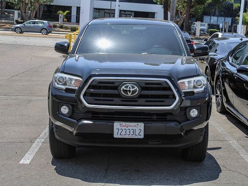 Used 2018 Toyota Tacoma SR5 RWD image 2
