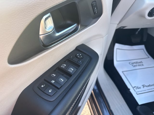 Used 2023 Chrysler Pacifica Touring-L FWD image 11