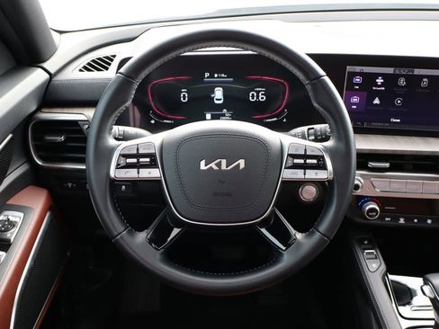 Used 2024 Kia Telluride EX w/ EX Captain's Chair Package image 17