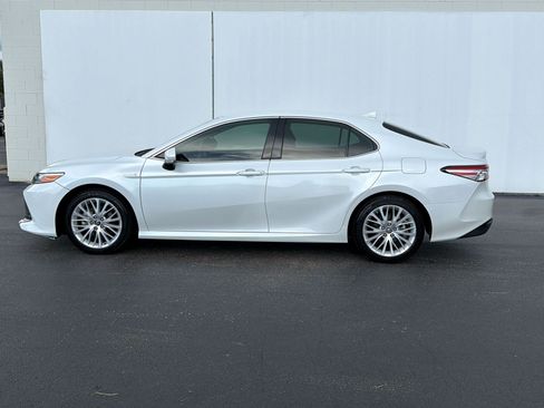 Used 2019 Toyota Camry XLE FWD image 2